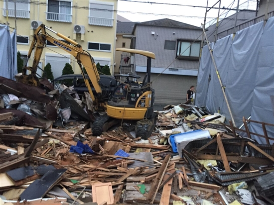 解体9日目「重機を使って壊した家の残骸処理している様子」